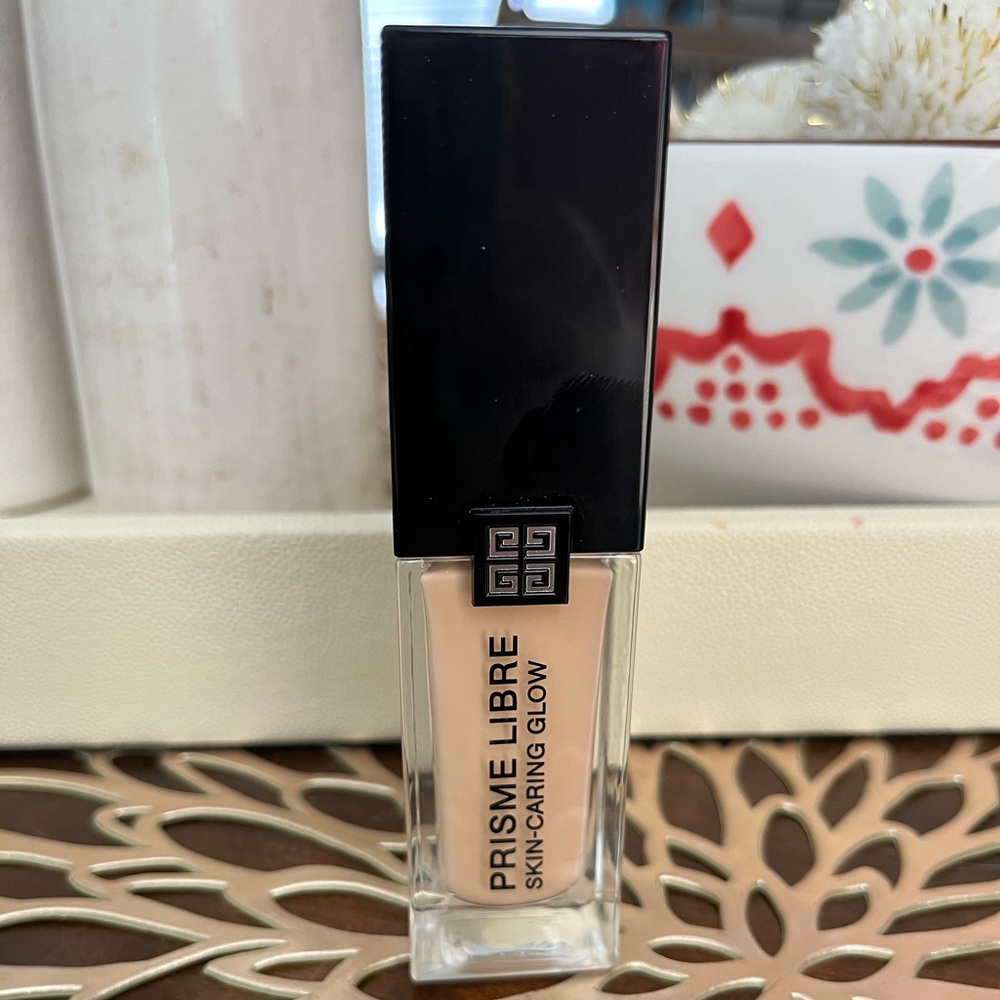 GIVENCHY Prisme Libre Skin-Caring Glow Foundation in 2-N120 (light neutral)